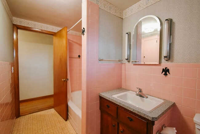 Building Photo - 60 Wildwood Rd