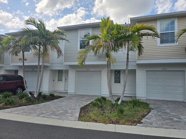 Building Photo - Beautiful 2 bed/ 2 bath Townhome w/ Balcony, Garage & Community Pool