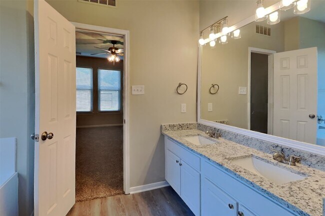 Building Photo - 17903 Timber Crossing Ln