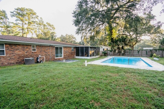 Building Photo - 3/2 Pool Home - Lake Jackson Area
