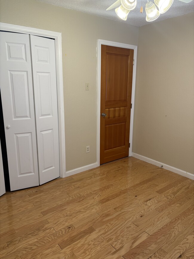 Building Photo - 106 Hollywood Dr