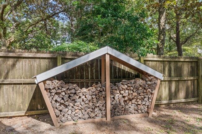 Building Photo - 3 Bedroom in Desirable Location!