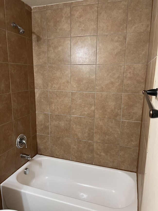 Building Photo - Luxury Townhome in Selma!