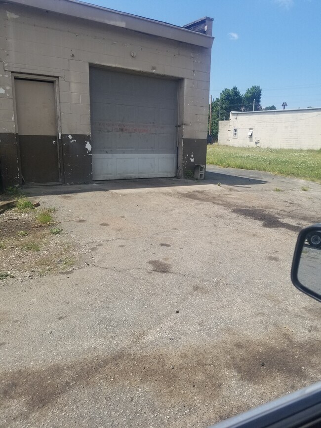 Building Photo - 6027 Elyria Ave