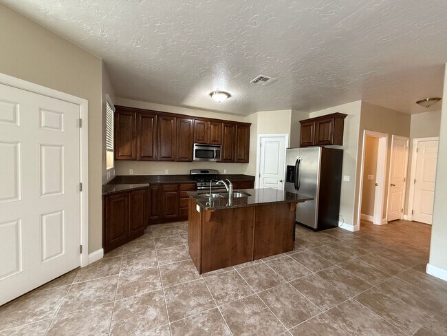 Building Photo - Townhome in Casitas at Hidden Valley with ...