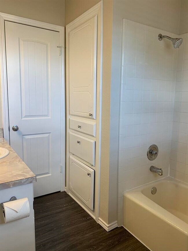 Building Photo - 102 Mohawk Ave