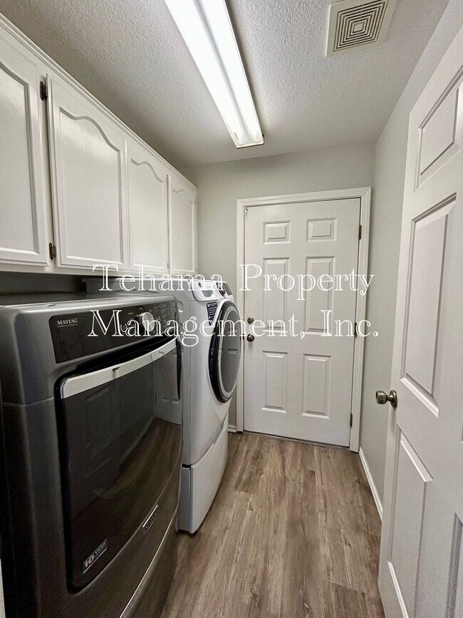 Building Photo - Executive 3 Bederoom 2 Bathroom home with in-ground pool and landscaping service included.