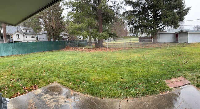 Building Photo - 1323