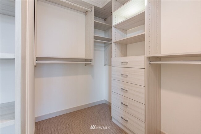 Building Photo - Modern 4-Bedroom Townhome in the Heart of ...