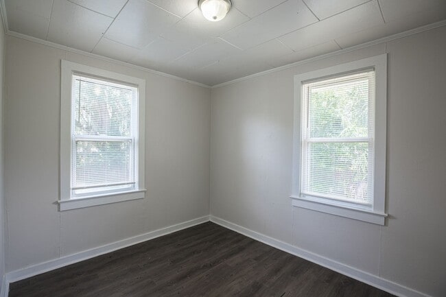 Building Photo - Spacious 3 bedroom, 1 Bathroom Upper Level...