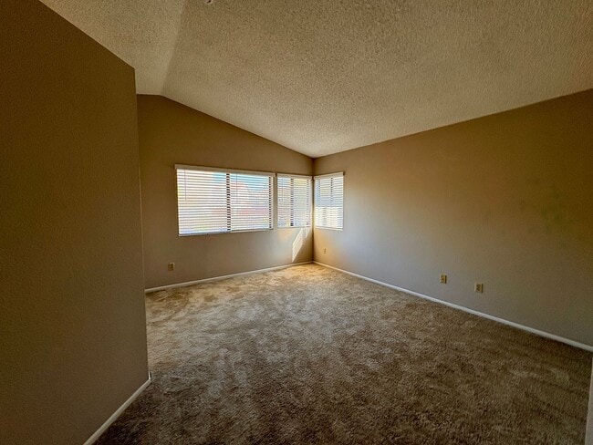 Building Photo - 3BR Oceanside Home Near Alamosa Park and G...