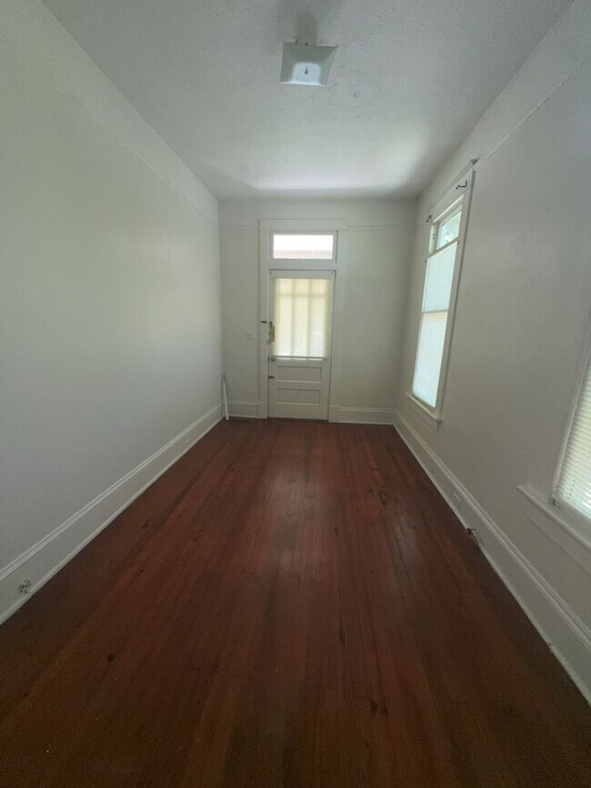 Building Photo - r1919