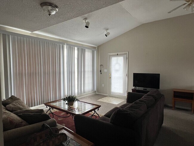 Building Photo - 3 bedroom fully furnished apt