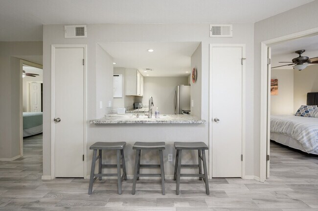 Building Photo - 4850 E Desert Cove Ave