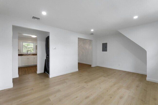 Building Photo - 130 Mt Vernon St