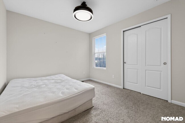 Building Photo - 2851 Fairgrove Cres