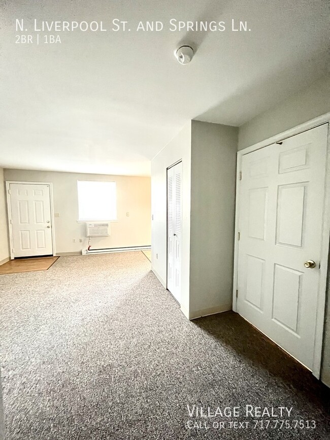 Building Photo - No steps! Affordable 2-Bed Convenient to I...