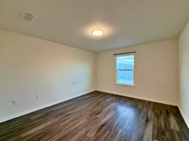 Building Photo - 7026 Phoenix Dr