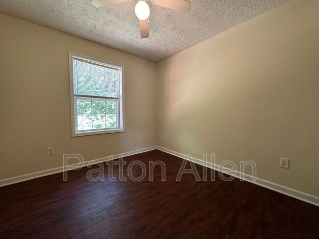 Building Photo - 105 Salola St