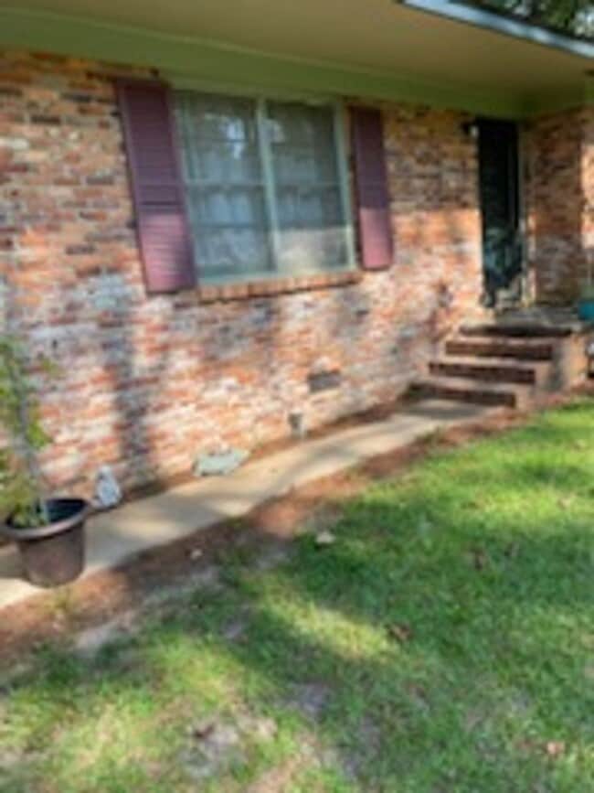 Building Photo - Dublin City Limits in Established Neighborhood!