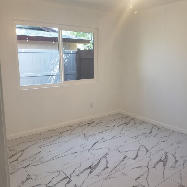 Building Photo - 6363 Carlo Dr