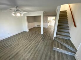 Building Photo - 400 Rhonda Kay Ct