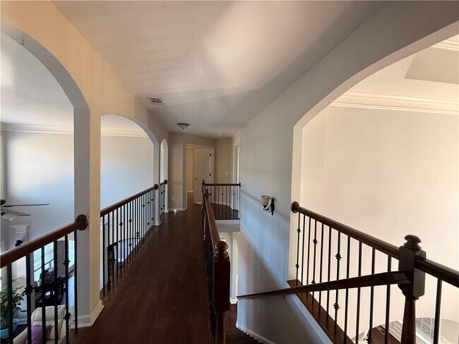 Building Photo - 1880 Manor View