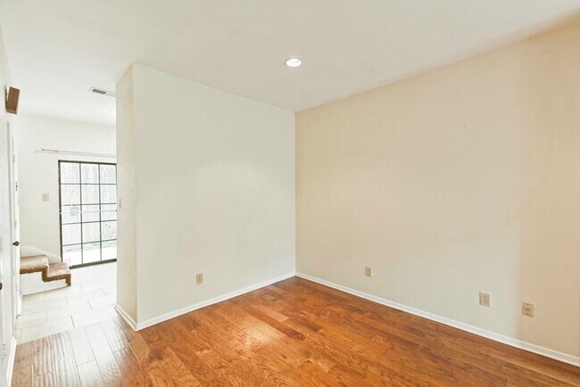 Building Photo - Dallas Townhome with Reserved Parking