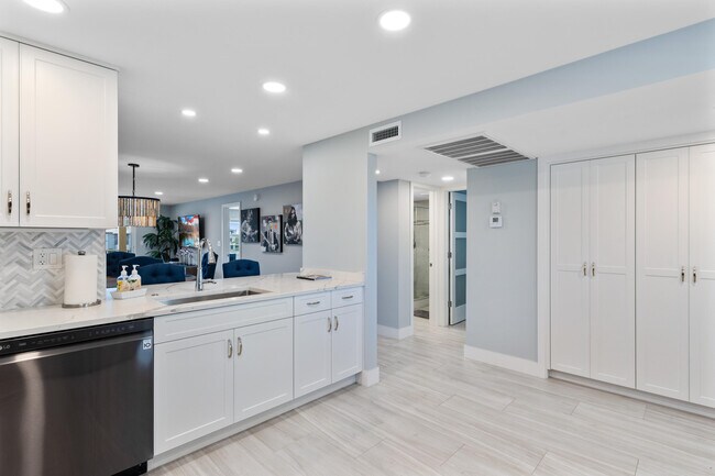 Building Photo - 2871 N Ocean Blvd
