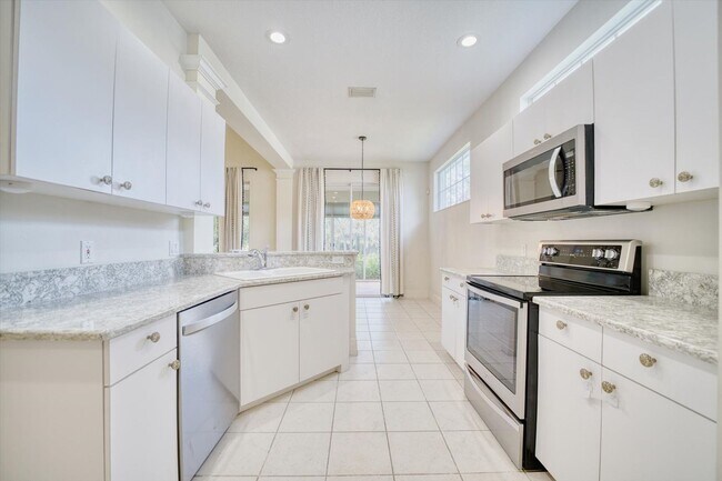 Building Photo - 2 Bedroom Plus Den/Office Home - Relaxing Pond View and Pet Friendly