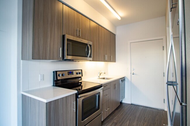 Building Photo - Modern + Chic Top Floor Studio Ready Early...