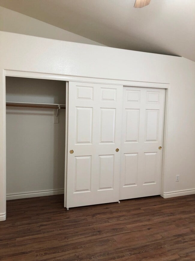 Building Photo - Beautiful Single Story Home