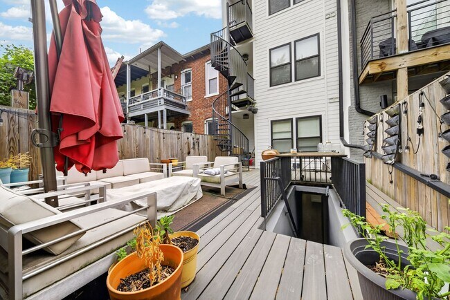 Building Photo - Bright Adams Morgan Condo with Den, Two Full Baths & In-Unit Laundry