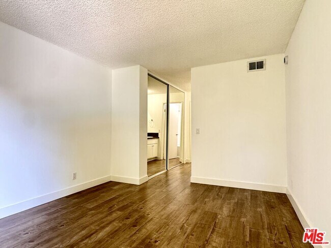 Building Photo - 15425 Sherman Way