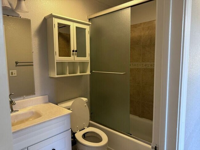 Building Photo - Adorable single floor 4 bedrooms,2 bathroo...