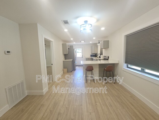 Building Photo - 913 W Hernandez St