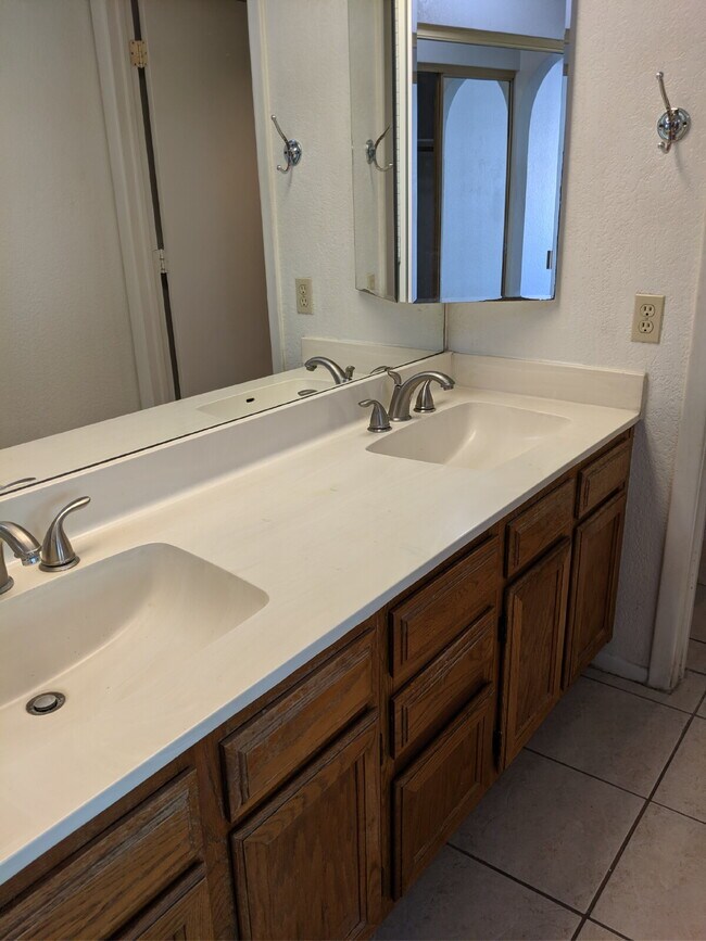 Building Photo - 3 Bedroom 2 Bathroom in Tempe! $1899 a month!