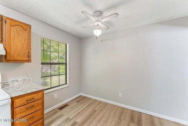 Building Photo - 5917 W Pine Ln