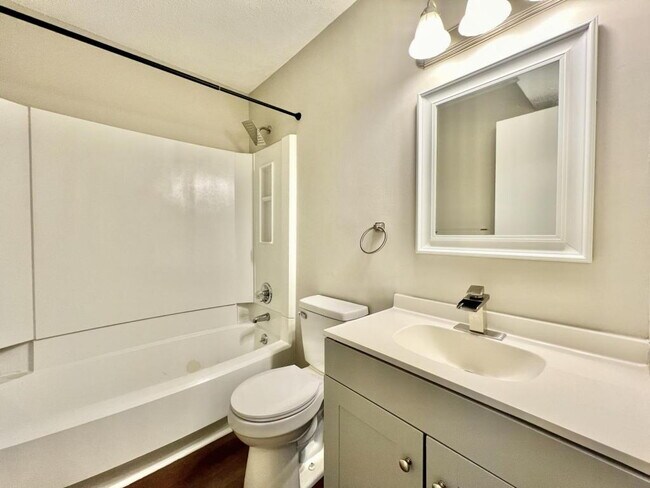 Building Photo - 3 BEDROOM CONDO IN TERRIFIC LOCATION!