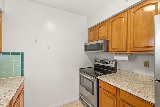 Building Photo - 885 James St