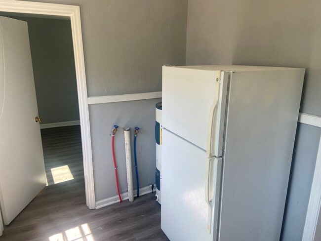 Building Photo - 2 Bedroom 1 Bath Brick home