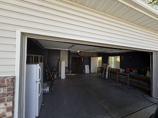 Building Photo - 704 Country Club Dr