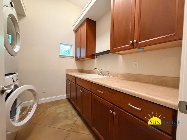 Building Photo - 249 Beachview Dr NE