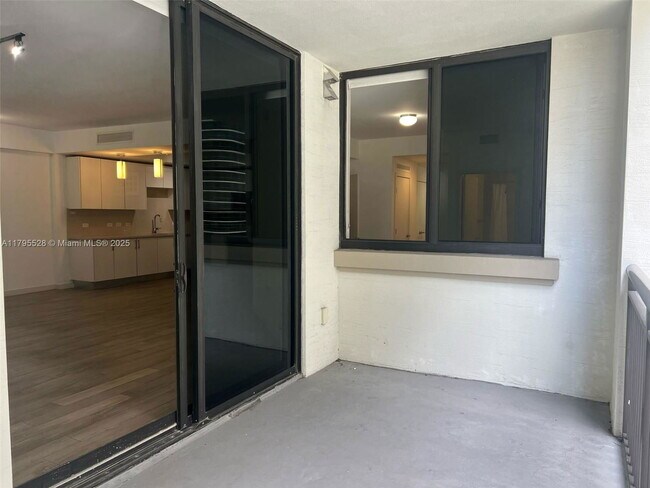 Building Photo - 999 SW 1st Ave