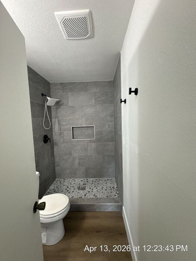 Building Photo - Dinuba Home! Available Now !