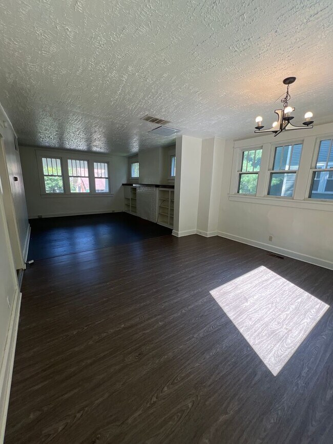 Building Photo - 523 S Park Ave