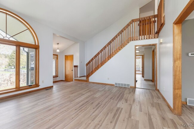 Building Photo - 3293 Greenleafe Dr