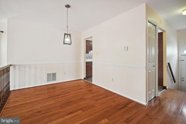 Building Photo - 3010 Mozart Dr