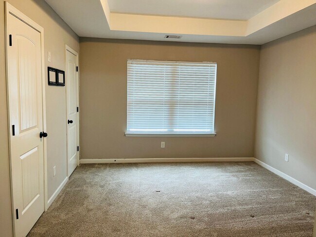 Building Photo - WOW! 5 bed, 4 full baths, brick exterior, ...