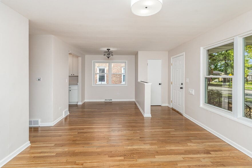 Building Photo - 9356 S Union Ave